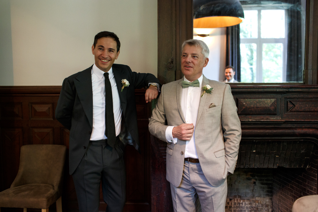 Hommes petit salon photographie de mariage Lille.