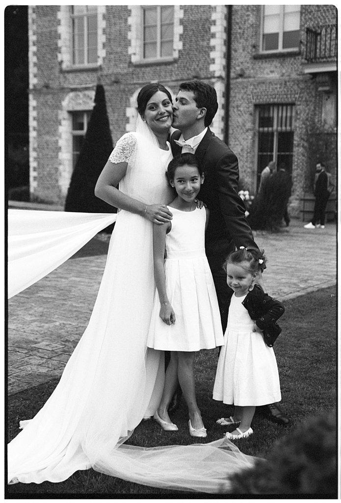 Photographie de mariage au naturel et en noir et blanc sur pellicule. 