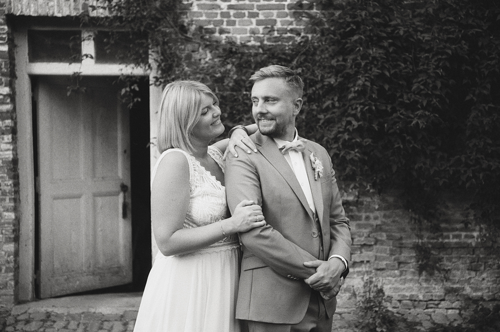 Portrait couple sympa et joueurs. Photographie noir et blanc à l'ancienne avec du matériel photo rétro. Le style vintage à la campagne pour des photos de mariage, une séance portrait famille, enfants ou un shooting de mode. retrouvez le style des photos d'autrefois en argentique avec Fred LAURENT, photographe professionnel à Lille. Spécialité : portraits dans un véritable noir et blanc à l'ancienne. 
