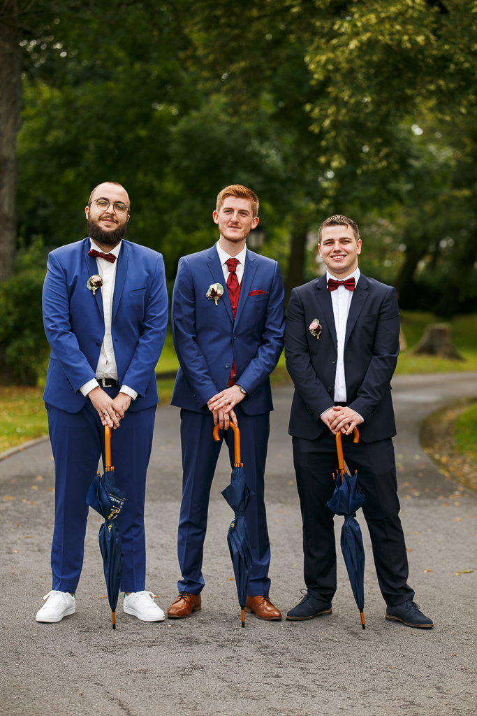 Pendant le vin d'honneur, c'est le moment de la journée où la famille proche ou les amis vont vous réclamer une photo de groupe. Photos de mariages originales. Fred LAURENT photographe spécialisé mariages.