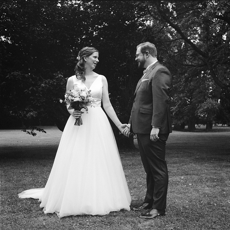 Photographie des mariés en noir et blanc vintage.