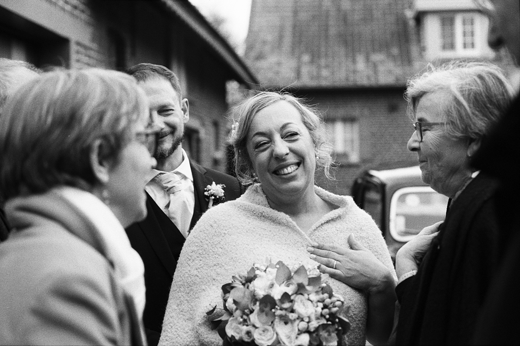 Des photos de mariages naturelles et spontanées en noir et blanc argentique. Photographe mariage Nord.