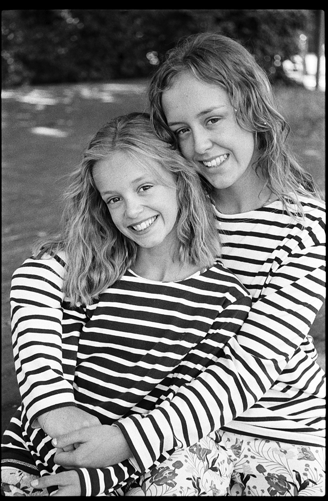 Séance photo famille de deux jeunes sœurs en argentique dans le jardin Vauban à Lille. Pellicule noir et blanc Ilford.