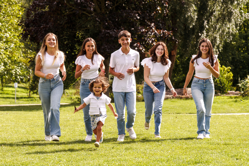 Séance photo en famille dans le parc du château de Robersart à Wambrechies.
