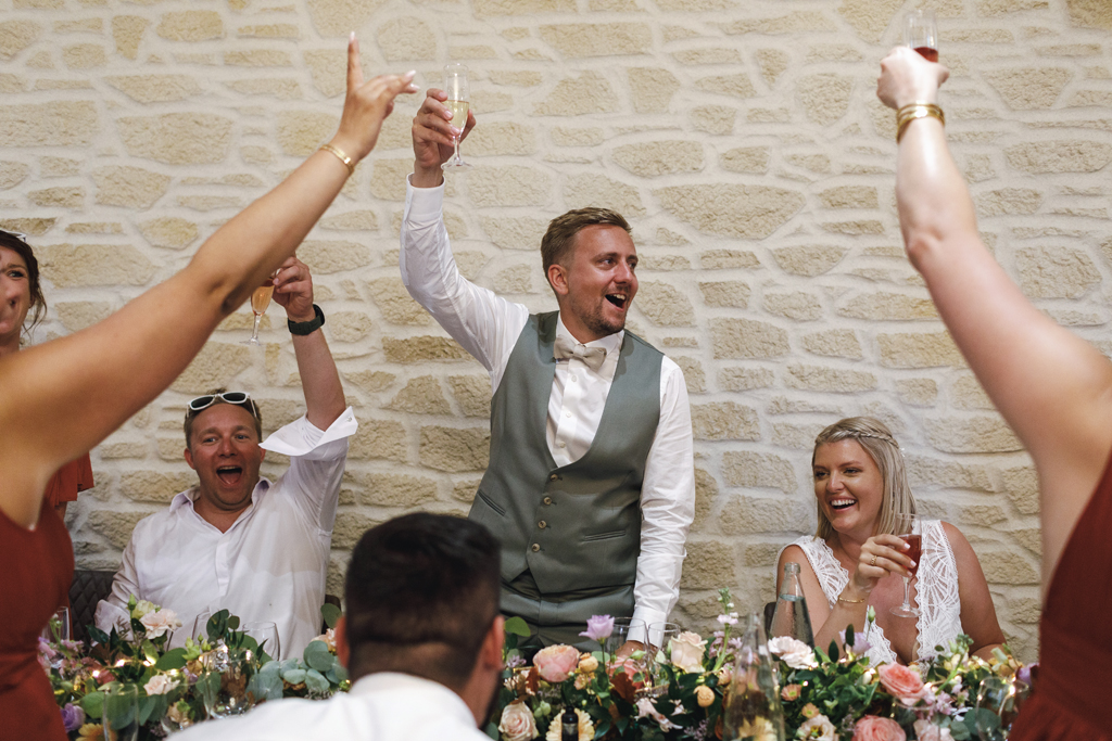 Toast des mariés à table. Réception de mariage au Bizet. 