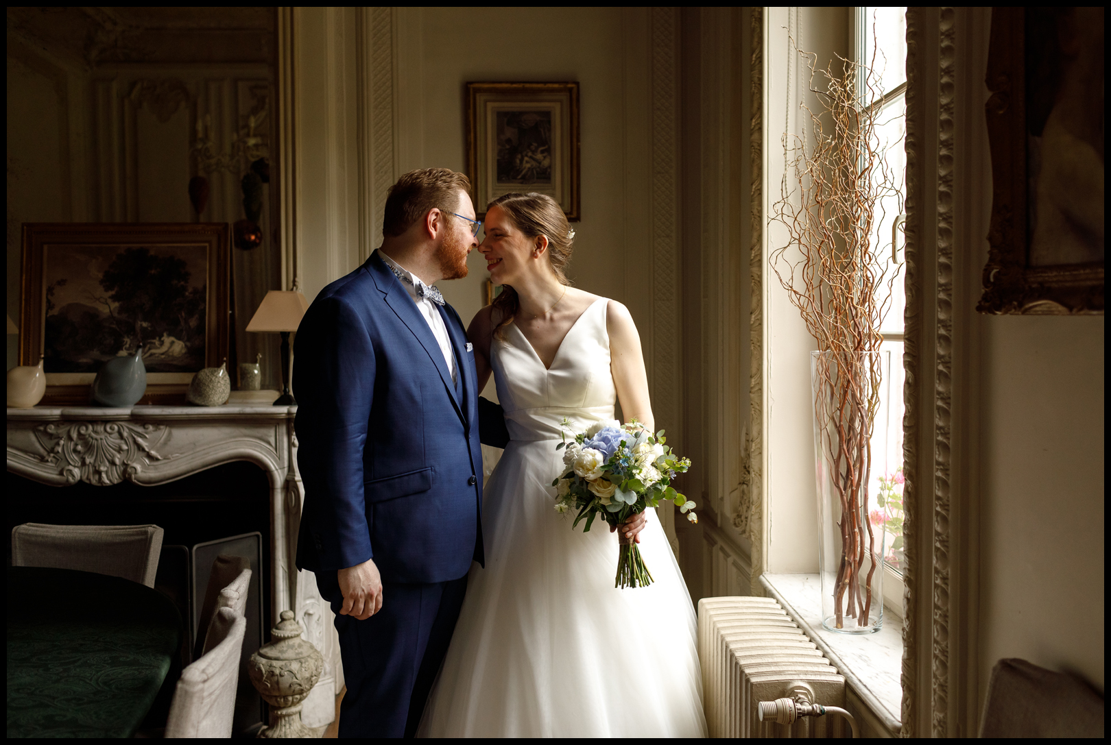 Photo des mariés au château à Wambrechies. Photographe professionnel spécialisé mariages. Tarifs raisonnables.