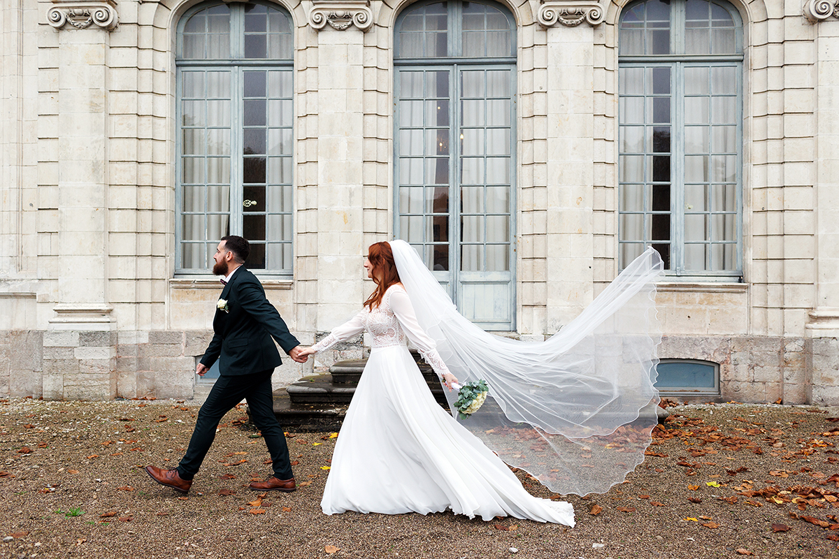 Photo originale d'un couple de mariés. Reportage photo mariage intimiste moderne hors saison dans le Nord.