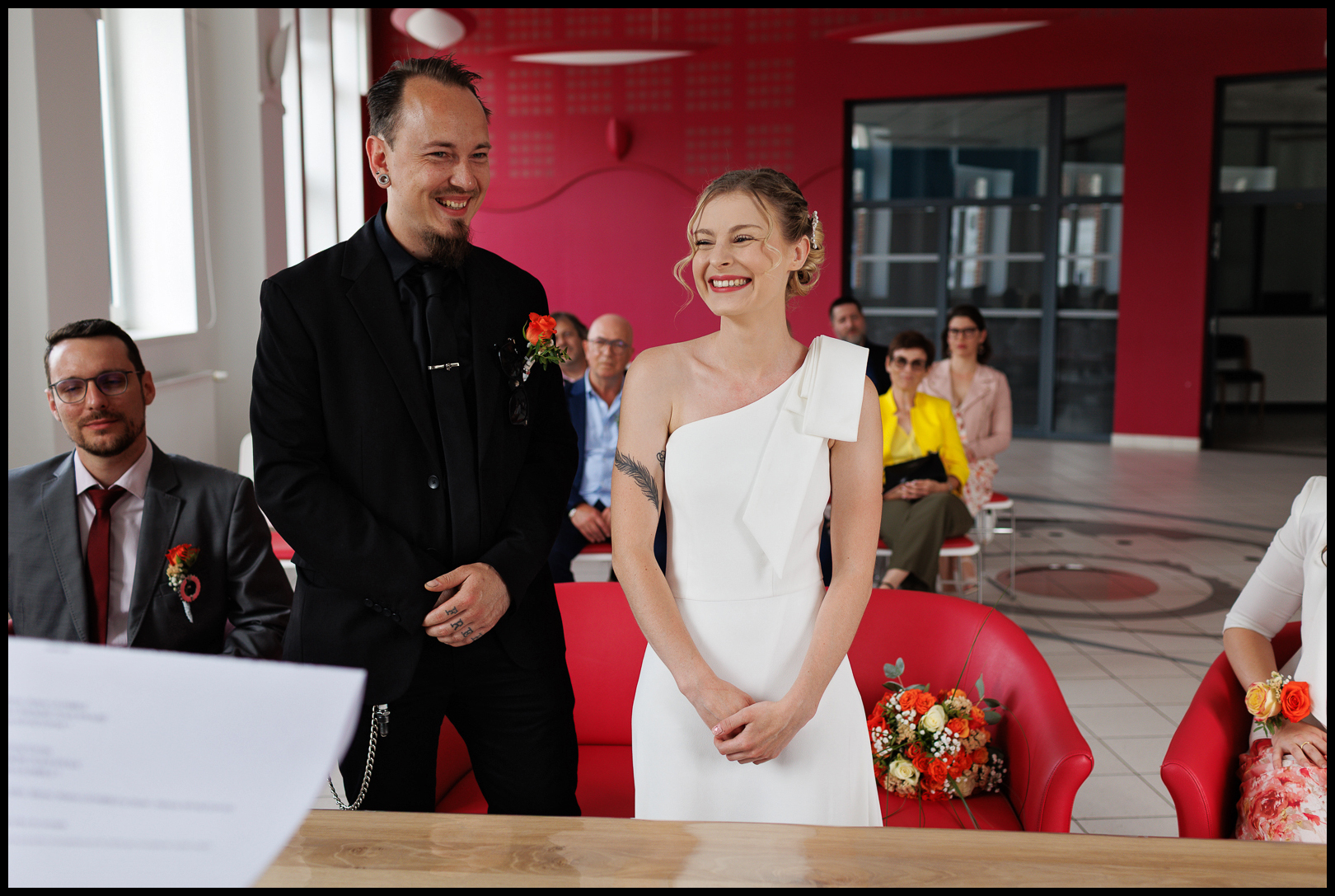 Photo cérémonie de mariage intimiste à la mairie. Reportage photo hors saison et en petit comité.