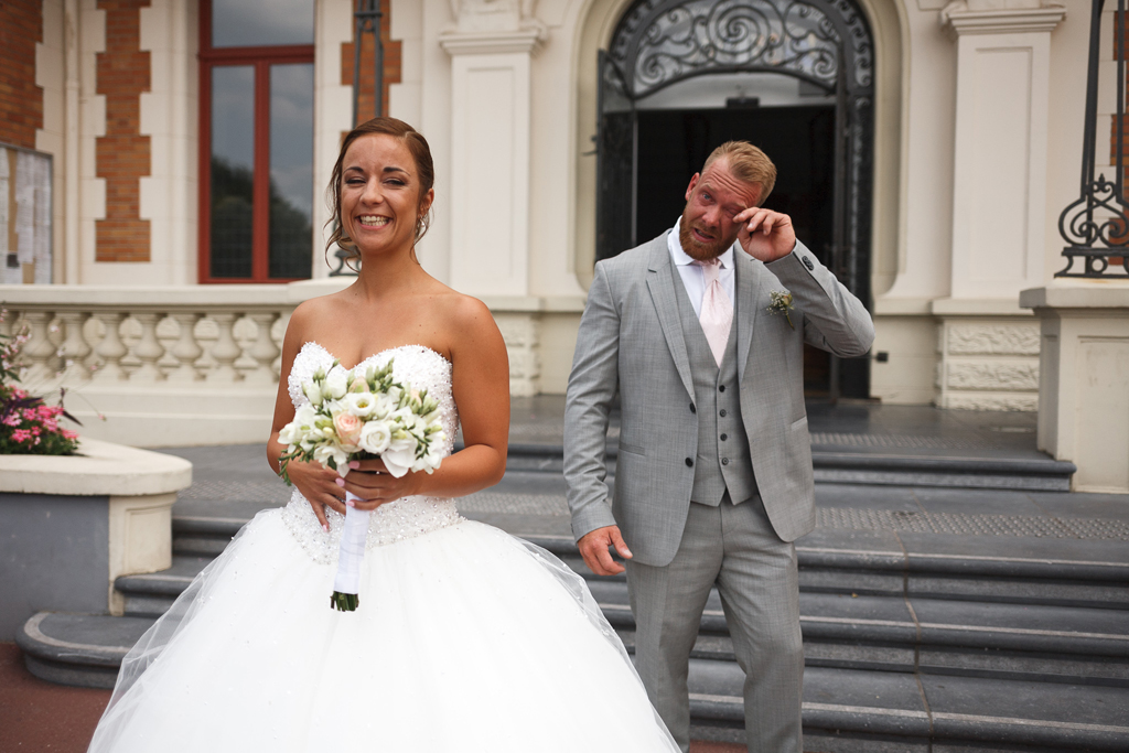 Capturer des moments vrais entre le marié et la mariée lors de la découverte de la robe. Photographe mariage Nord authentique.