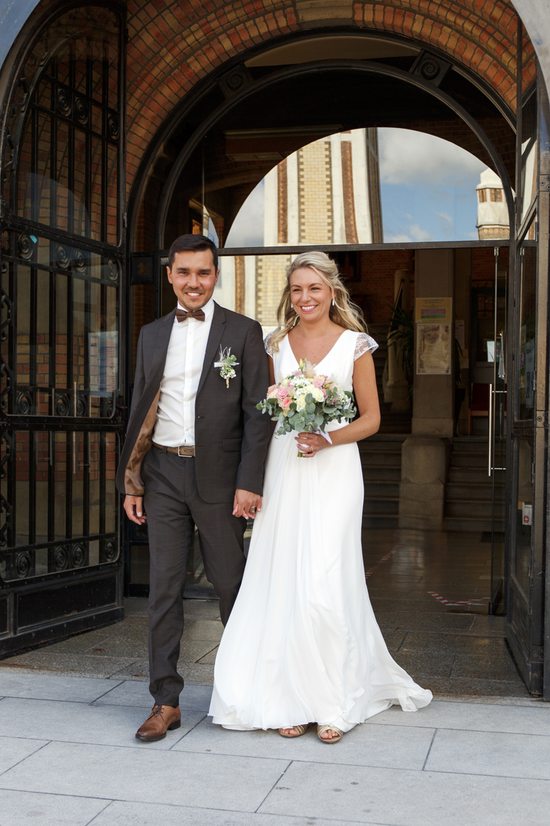 Sortie mairie Comines - mariage couple heureux - Photographe micro mariage cérémonie civile Nord.