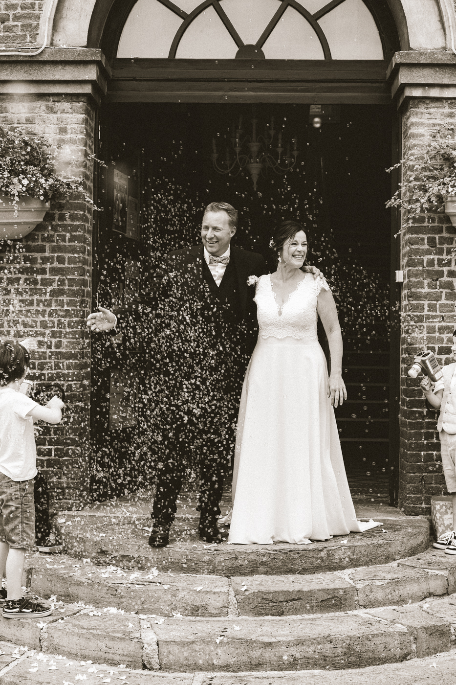 Mariage intimiste sortie mairie. Photographe spécialisé cérémonie civile et réception en petit comité.