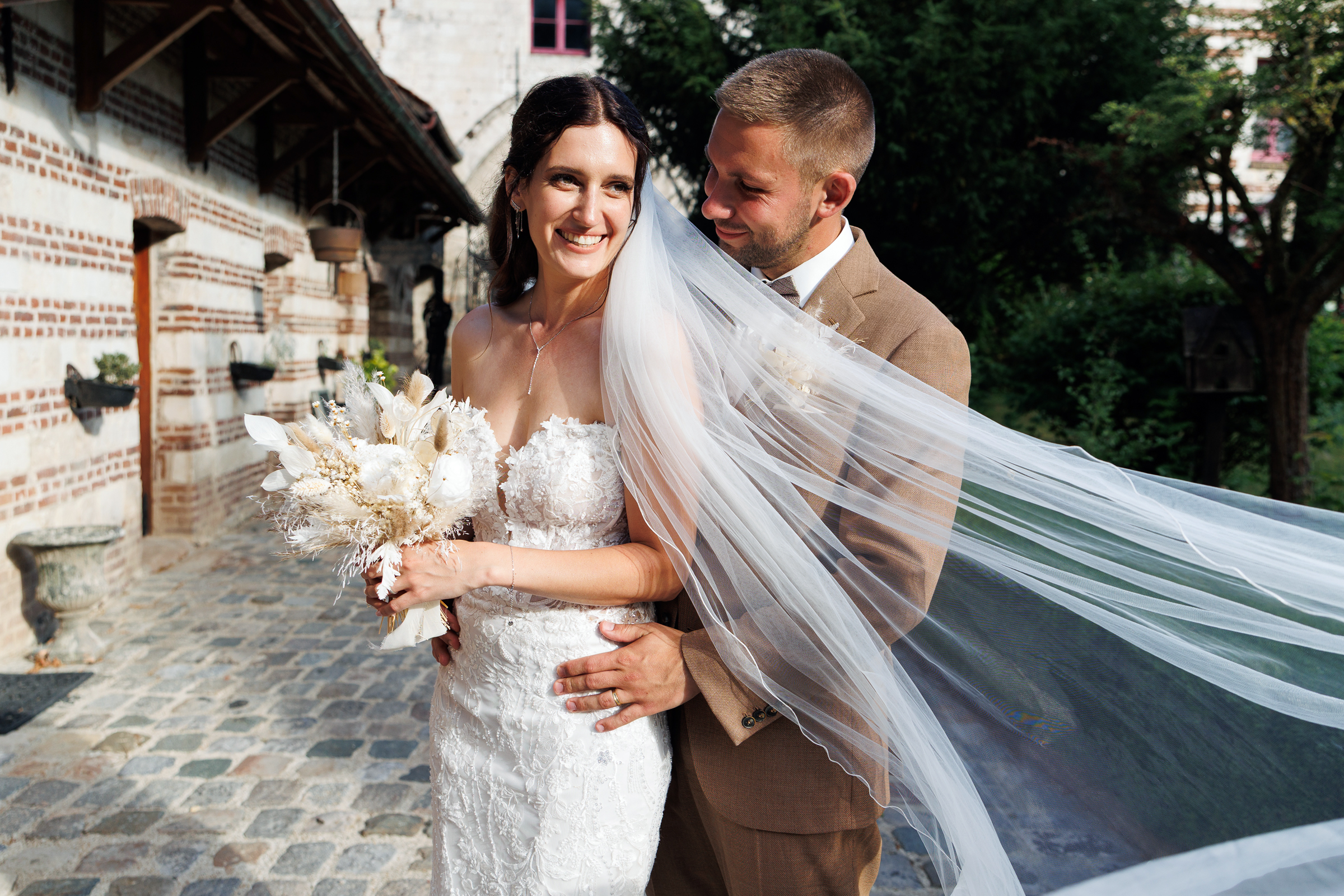 Photographe mariage intimiste à Lille. Séance portrait couple avec élégance et naturel.