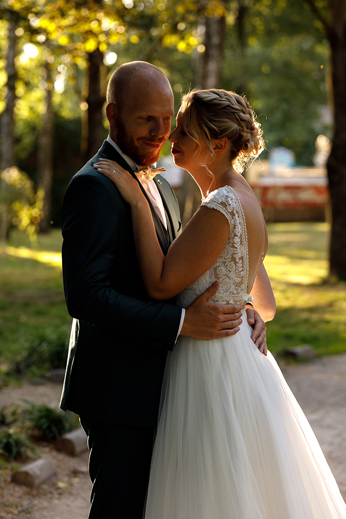 Séance photo des mariés après mariage au parc du Château de Robersart, le cadre idéal pour les photos de couple à Wambrechies.