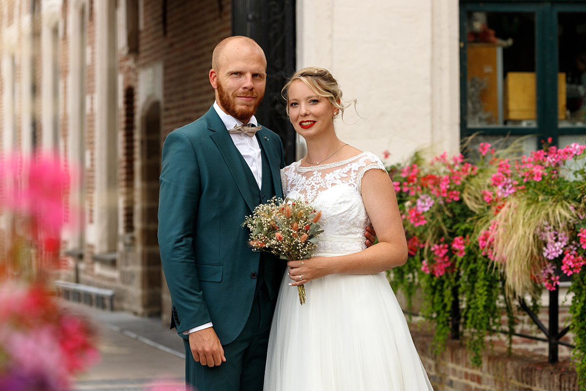 Photographe de mariage intimiste à Wambrechies. portrait du couple devant le château de Robersart.