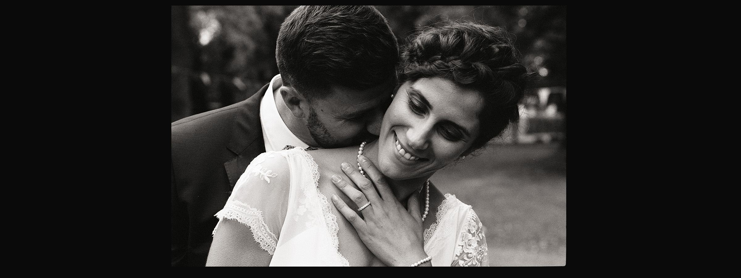 Photographe mariage et portrait Nord spécialisé argentique. Des photos naturelles dans un style sobre et élégant. Le véritable rendu de la pellicule avec ses nuances de gris. Pour les amoureux du grain et des photos d'autrefois.