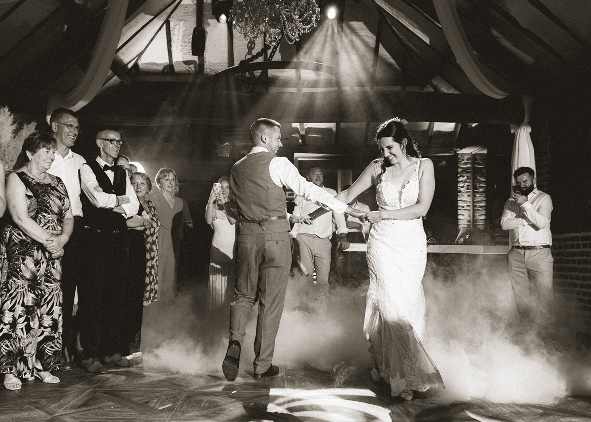 Photographie de mariage en noir et blanc.
