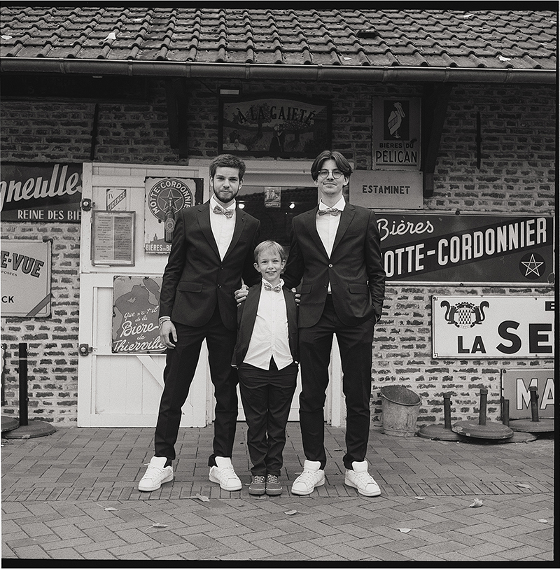 Portrait fratrie au moyen format argentique 6x6. Photo noir et blanc à l'ancienne de trois frères dans le Nord.