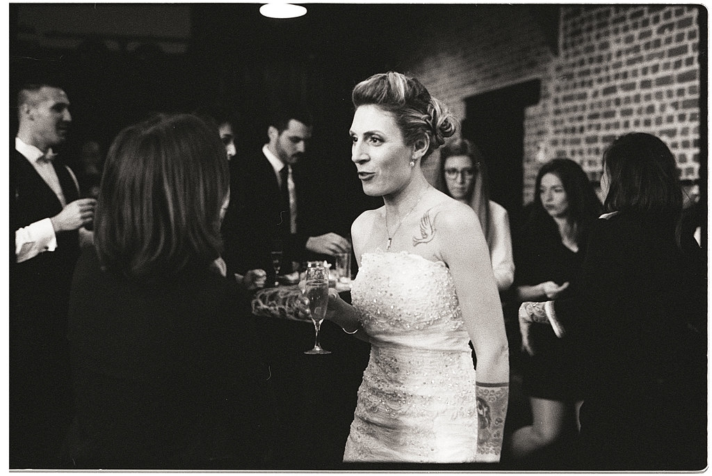 Photo noir et blanc issu d'un reportage mariage en argentique. portrait de la mariée lors du vin d'honneur.