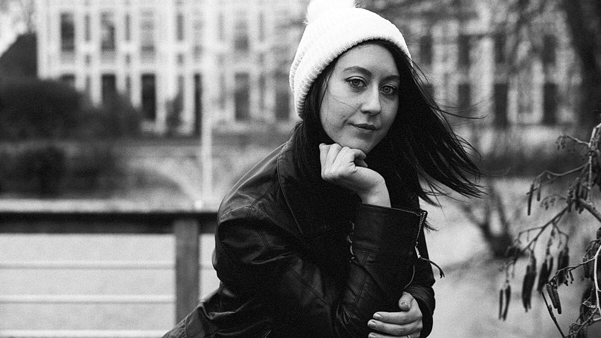 Portrait retro argentique en noir et blanc d'une femme devant un château à Wambrechies.