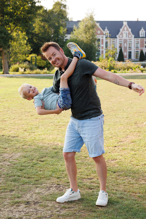 shooting père fils dans le parc de Robersart à Wambrechies. Séances photos parents solos.