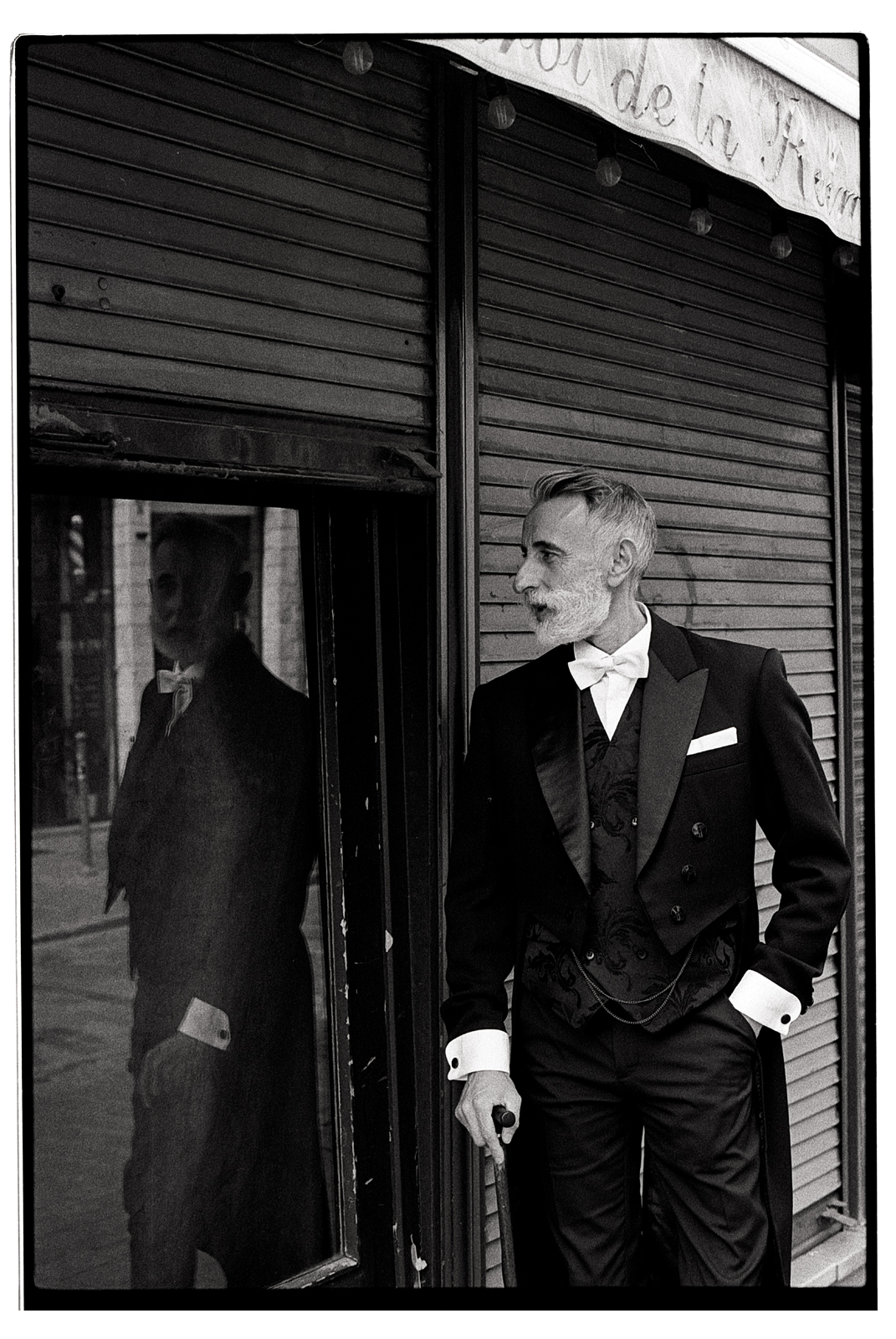 Portrait professionnel artiste du monde du spectacle. Photographie mondaine en argentique noir et blanc à Lille.