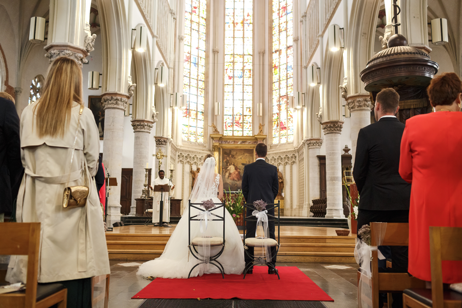 Intérieur de l'église très illuminée et magnifique de Tourcoing lors d'une célébration de mariage.