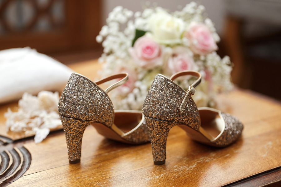 Chaussures de la mariée avec pendant les préparatifs à Tourcoing.