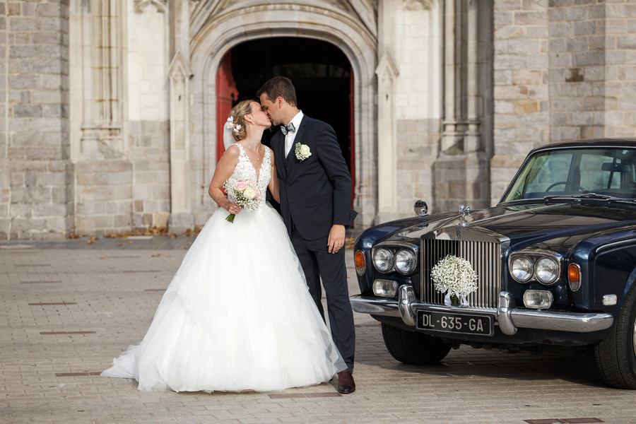 Le bisou des mariés devant l'église St Christophe à Tourcoing.