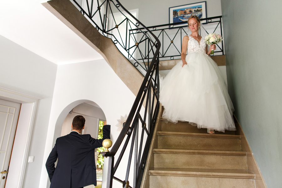 Quelques instants avant la découverte de la robe de la mariée par le futur époux à Tourcoing. Photographe mariage intimiste.