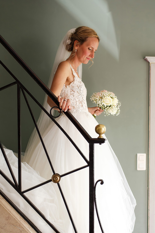Moment d'émotion pour la mariée avant découverte de la robe à Tourcoing.