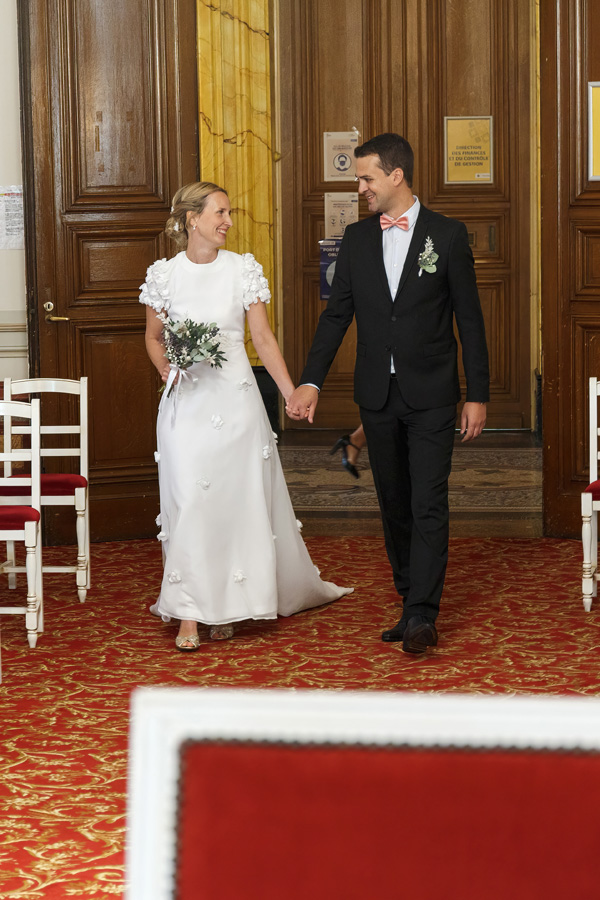 L'entrée des mariés heureux dans la salle des mariages à la mairie de Tourcoing.