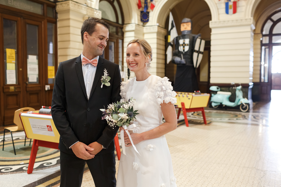 Les mariés heureux dans le hall de la mairie de Tourcoing. Mariage intime à Tourcoing.