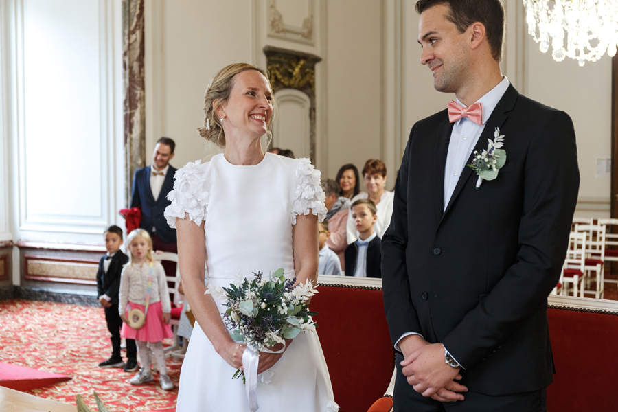 Le oui des mariés à la mairie de Tourcoing. reportage photo mariage en petit comité.