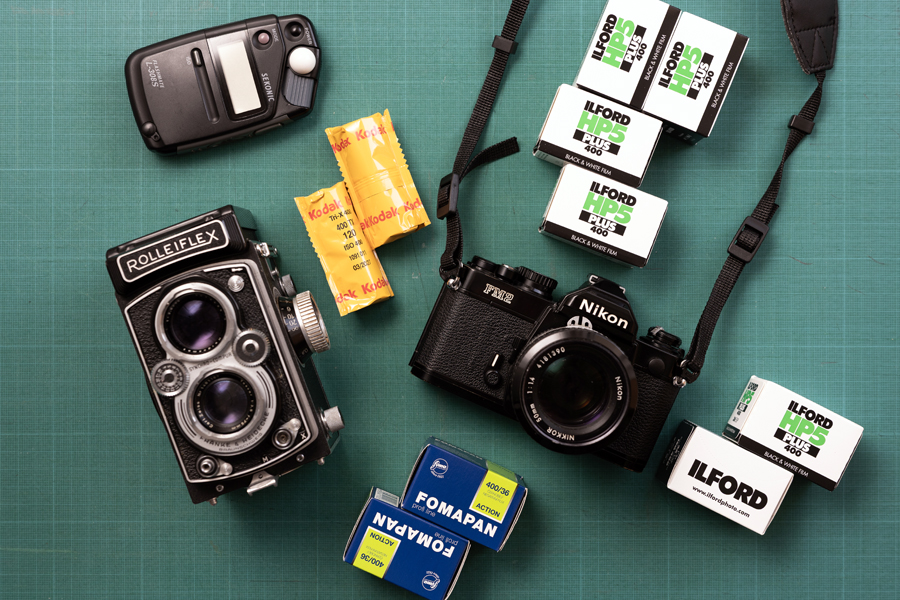 Matériel photo argentique minimaliste pour séances portraits professionnels en noir et blanc à Lille.