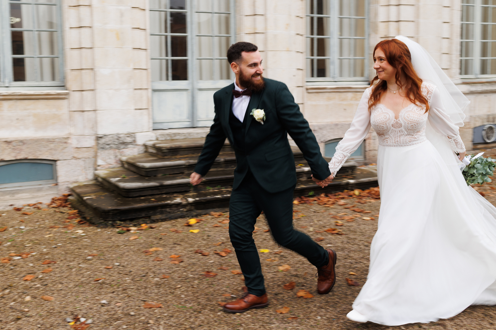 Photo des mariés en mouvement à la sortie de la mairie. Photographe mariage Lille et Nord. Images naturelles et intemporelles.