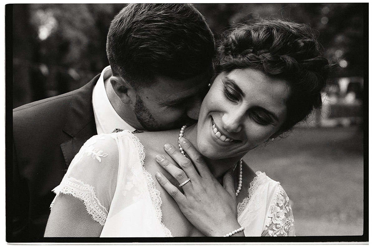 Photographe mariage et portrait Nord spécialisé argentique. Des photos naturelles dans un style sobre et élégant. Le véritable rendu de la pellicule avec ses nuances de gris. Pour les amoureux du grain et des photos d'autrefois.