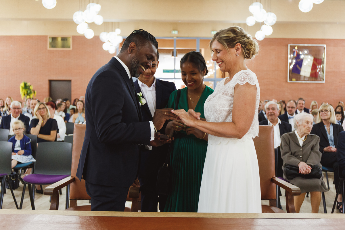 Photographe cérémonie civile Nord - Des moments clés dans un mariage comme l'échange des alliances à la mairie.