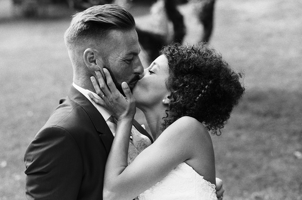 Photo des mariés en noir et blanc argentique