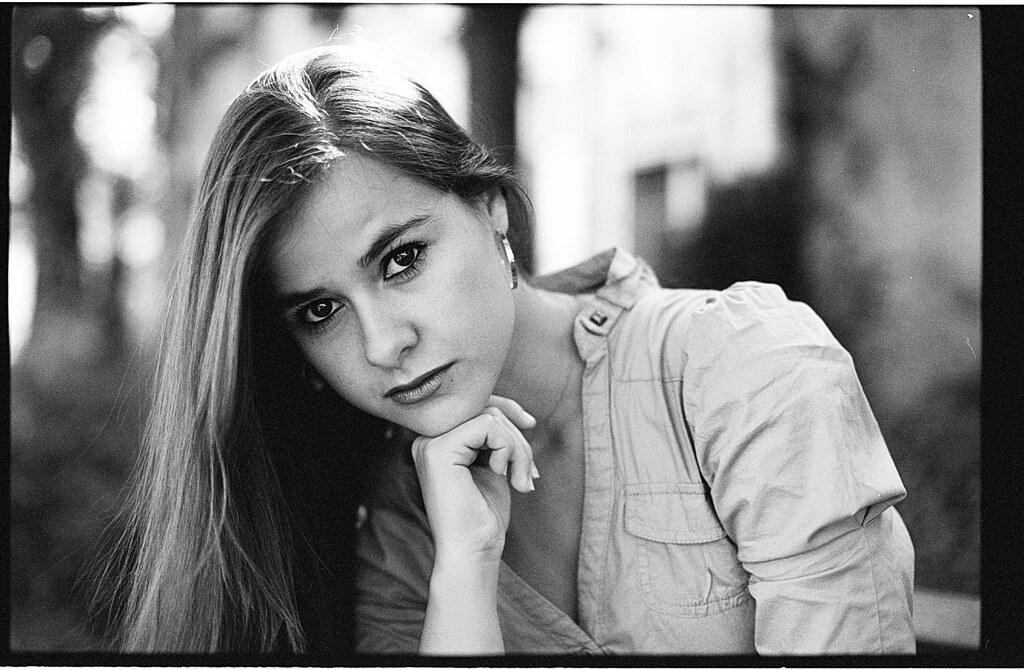 portrait jeune femme sur pellicule noir et blanc argentique.