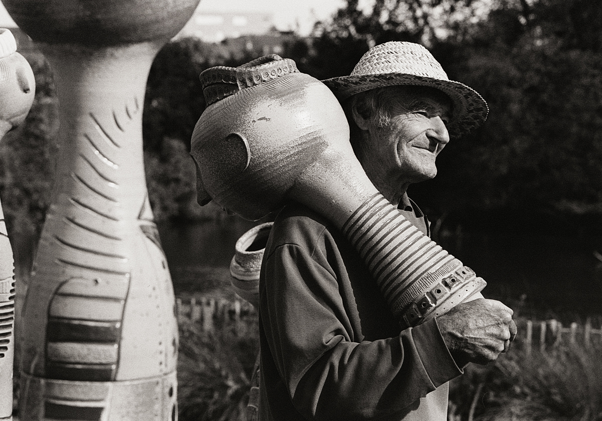 Portrait d'un artiste et ses poteries. photo argentique en noir et blanc.