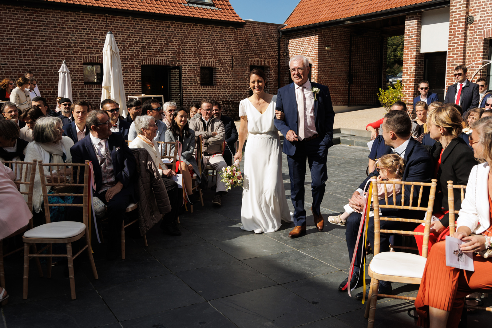 Arrivée de la mariée au bras de son papa à la Ferme St Chrysole