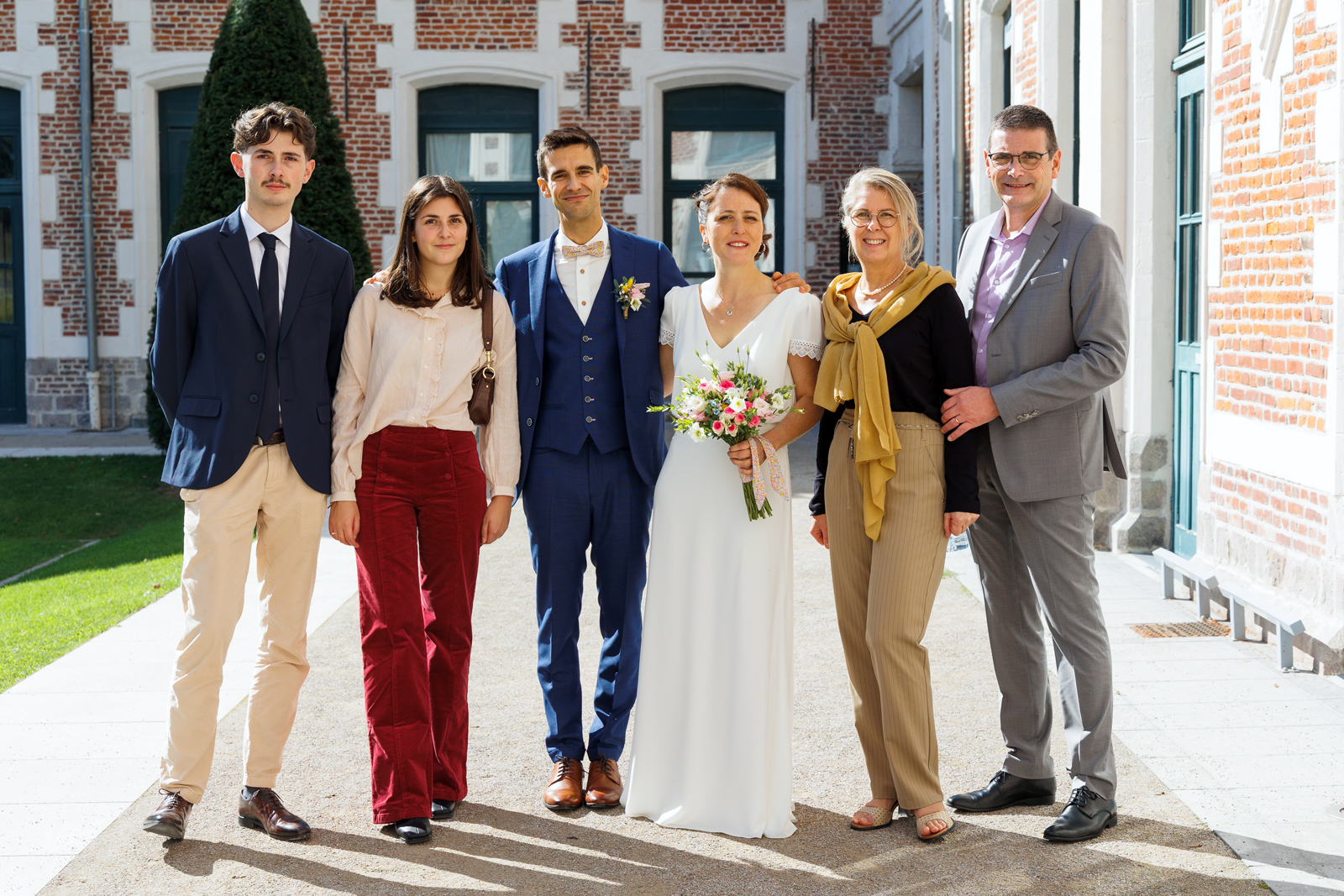 Portrait groupe dans la cour du château de Wambrechies