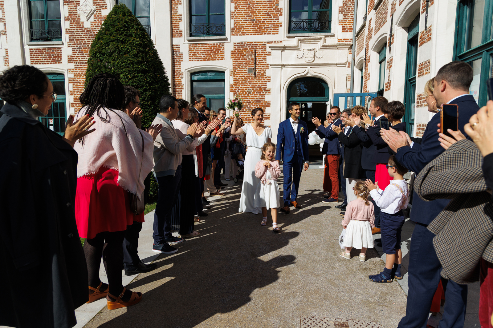 La sortie des mariés au château de Robersart